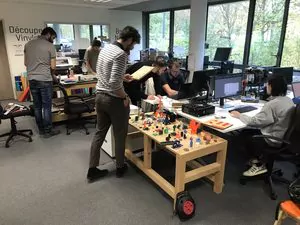 Apprendre en fabriquant : les programmes pédagogiques du Fablab Descartes
